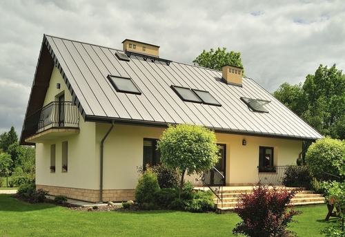 U plechových střech mohou být značné rozdíly v tloušťce materiálu, přestože požadavky normy splňují; zdroj: SATJAM.