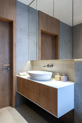 Dveřní kování Minimal 2.0 má elegantní zkosený tvar s jemným zaoblením. Masivní mosaz, ze které je klika vyrobená, bude v průběhu let měnit svůj odstín a získávat patinu. 