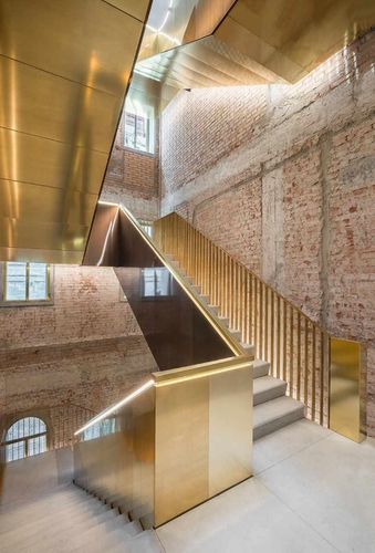 Projekt od kanceláře OMA naplnil renesanční palác Fondaco dei Tedeschi novým programem a vytvořil uvnitř živý veřejný prostor; foto: Delfino Sisto Legnani + Marco Cappelletti.