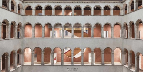 Rekonstrukce paláce Fondaco dei Tedeschi v Benátkách; autorský tým: Ippolito Pestellini Laparelli, Rem Koolhaas, Silvia Sandor, Francesco Moncada / OMA (2009–2016); foto: Delfino Sisto Legnani + Marco Cappelletti.