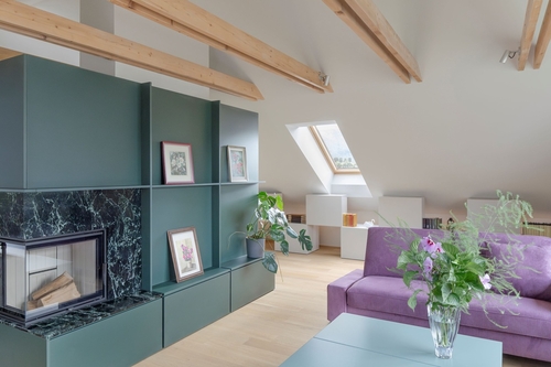Atraktivní loft v barevném provedení s výrazným zastoupením petrolejově zelené, která ladí s přirozeným světlem ze střešních oken VELUX; zdroj: VELUX