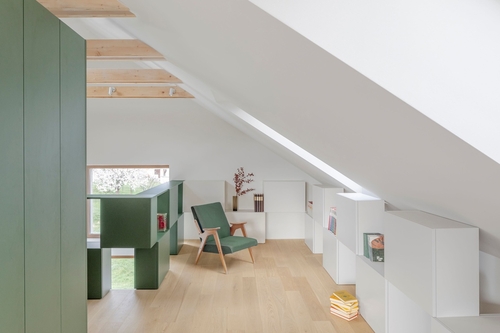 Cestu přirozenému slunečnímu svitu do středu dispozice otevřela střešní okna VELUX; zdroj: VELUX