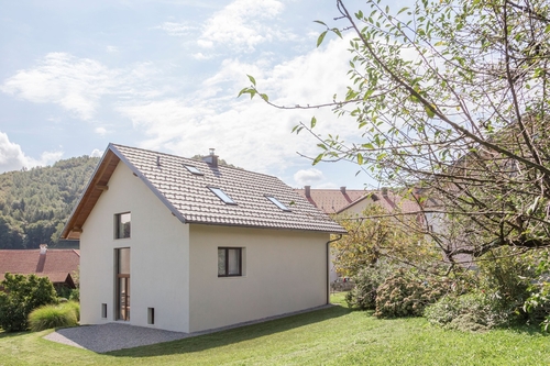 Nová střecha s instalací střešních oken VELUX s venkovním stíněním; zdroj: VELUX