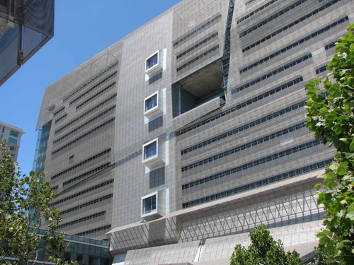 Federální budova v San Franciscu (dříve Federální budova Nancy Pelosi), Thom Mayne / Morphosis, 2007; foto: Filip Landa.