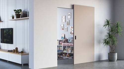Dveře KLASIK plné s posuvným systémem HIDDEN, dekor RAL 9001 – krémová. Zdroj: SOLODOOR a.s.