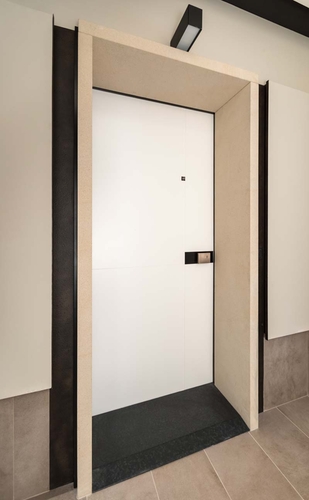 Nejmasivnější bezpečnostní dveře na trhu NEXT SD102 umožnují zcela atypická designová řešení. Zdroj NEXT a.s.