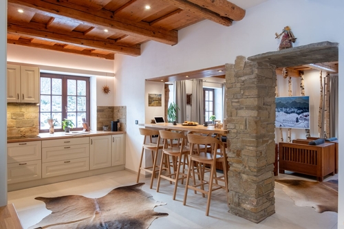 Interiéru dominují přírodniny jako dřevo a kámen, autoři stavby se snažili používat materiály lokálního původu.