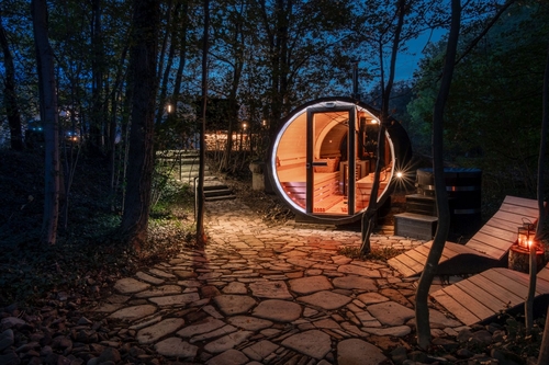 I přes svoji dlouhou historii dům nabízí moderní technologie, jako je systém inteligentní domácnosti, a venkovní wellness.