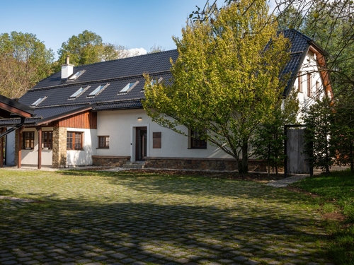 Střešní krytina SATJAM Roof imituje taškovou střechu, zároveň je ale velmi lehká, takže na stavbě bylo možné ponechat původní krov.