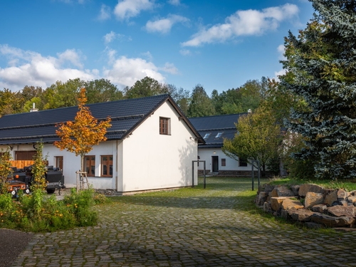 Více než 200 let starý dům dostal při rekonstrukci novou střechu s plechovou krytinou SATJAM.