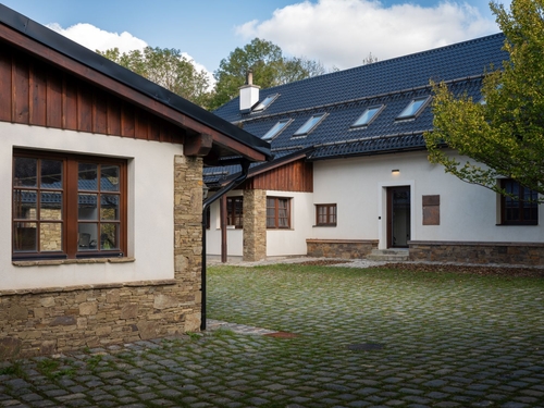 Krytina SATJAM Roof byla zvolena z oceli s povrchem na bázi polyuretanu. Díky tomu je pevná, odolná vůči poškození a barevně stálá.