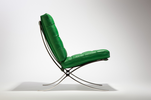 Ve vzduchu nad křížovou konstrukcí se vznáší kožené sedáky; foto: Tomáš Tichý