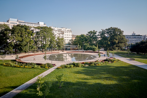 CONSEQUENCE FORMA architects: park na Moravském náměstí v Brně, 2023; foto: BoysPlayNice.