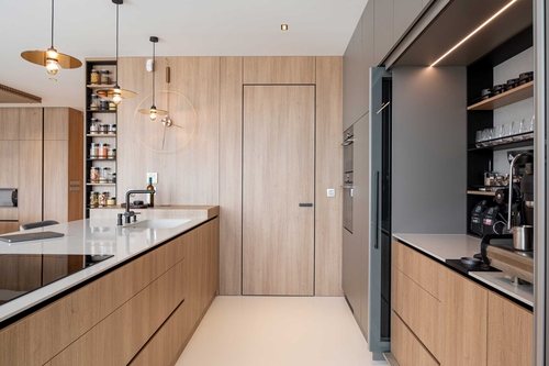 Dveře MASTER ve skryté zárubni a obkladu EFEKTA ve spojení s podlahou akcentují přání klientů na kombinaci dřevodekoru a světlých barev 