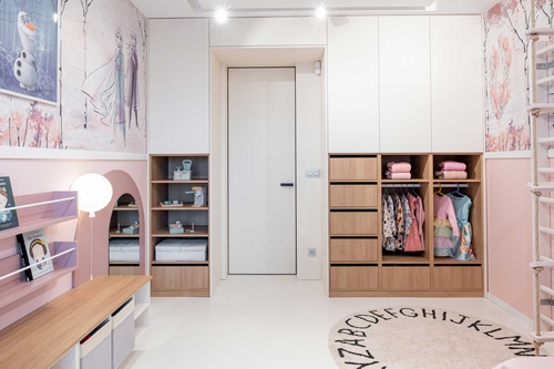 Vzdušný dětský pokoj s intuitivními úložnými prostory, do kterého barevně ladí otočné dveře MASTER