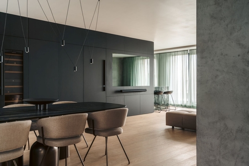 Velkorysé prosvětlení interiéru umožnilo architektům použít tmavé odstíny i na rozsáhlých plochách.