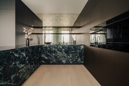 Nosným motivem interiéru se stal zelený dekor mramoru Verde Aver.