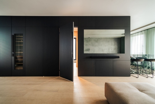 Dominantou centrálního obytného prostoru je truhlářský prvek v tmavě mořené dýze.