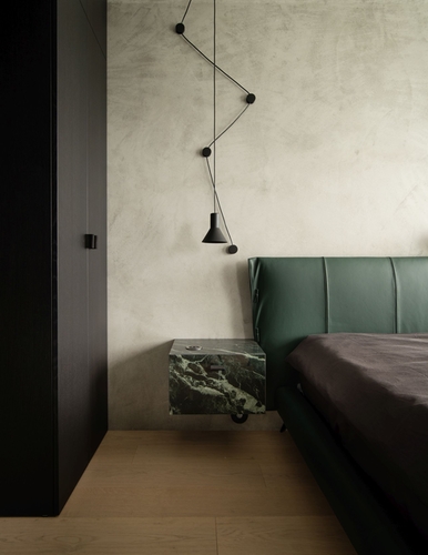 Dekor zeleného mramoru našel uplatnění mimo jiné i na nočních stolcích v ložnici.