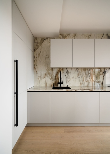 Druhý z bytů se nese v jemných, přírodních béžových odstínech.