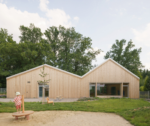 Podobně jako u domu s pečovatelskou službou umožňuje dispoziční řešení školky vstup dětí přímo do zahrady.