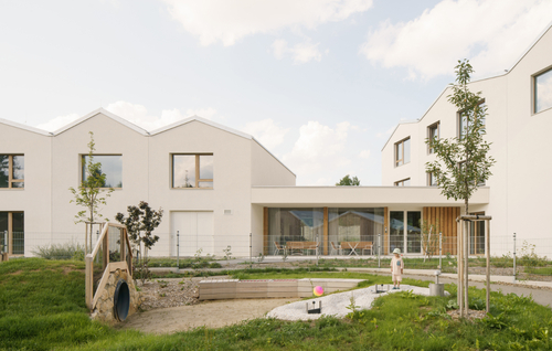 Jednotlivé „domky“ bytového objektu jsou opatřeny fasádou s rozdílnou zrnitostí omítky shodné barvy, což vytváří jemný rozdíl v odstínu v závislosti na směru dopadu slunečních paprsků.