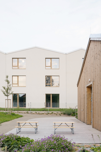 Mateřská škola se od bytových objektů odlišuje mimo jiné pojetím fasády.