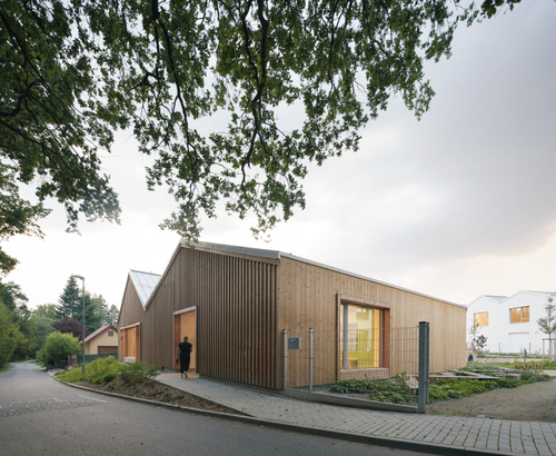 Vstupní část mateřské školy je v těsném sousedství hrany lesa.