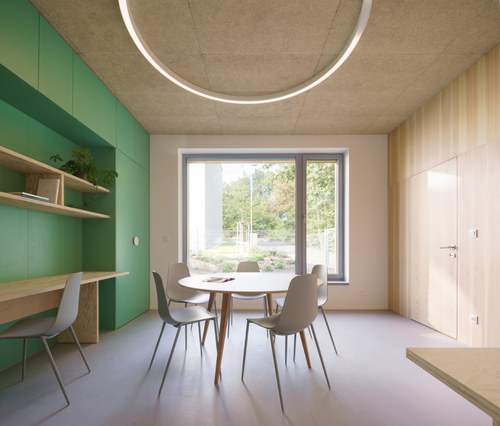 Kromě centrální herny je mateřská škola vybavena i komunitní místností pro pořádání menších akcí.