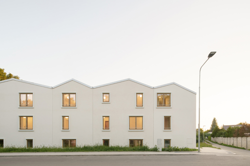 Směrem k hlučné silnici II. třídy jsou orientovány chodby, na fasádě to ale není znát.