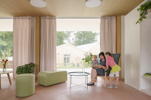 Společenská místnost v proskleném krčku spojujícím oba objekty s pečovatelskými byty může mimo jiné sloužit k mezigeneračnímu dialogu; spojení domu pro seniory s mateřskou školou k tomu přímo vybízí.