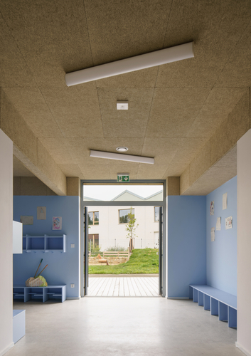 Zatímco vnější vzhled budov je jednoduchý a nekonkuruje okolní zeleni, vnitřní prostory jsou hravé tvarově i materiálově.