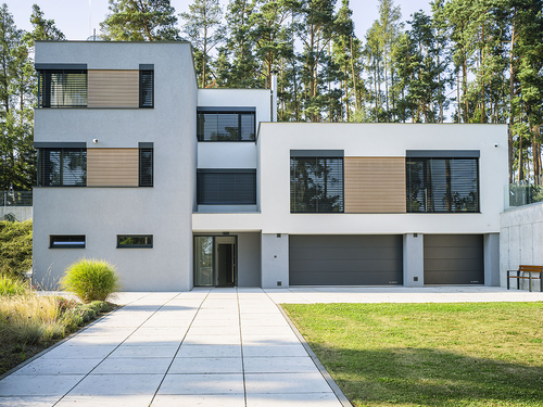 Samonosný systém venkovních žaluzií SN PLUS od společnosti LOMAX  respektuje požadavky současné architektury; zdroj: LOMAX