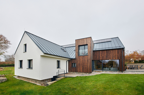 Kompletní rekonstrukce obyvatelům zajistila komfort, více prostoru i moderní střechu s lehkou krytinou SATJAM Rapid.