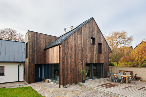 Jednotícím prvkem mezi původní částí a novou přístavbou je krytina SATJAM Rapid evokující v ploše falcovaný plech.