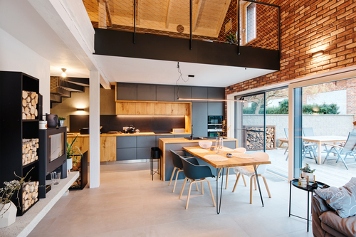 Hlavní obytný prostor tvoří kuchyňský kout a do krovu otevřený obývací pokoj.