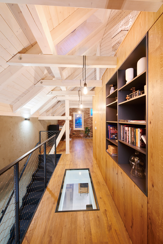 Na galerii zaujme prosklený průhled v podlaze, který umožňuje průchod světla i optické propojení obou pater.