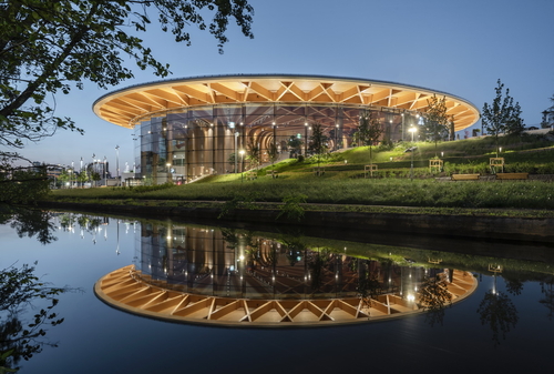 Podoba kruhové budovy, inspirovaná metaforami stromů a hor, ztělesňuje švédské hodnoty otevřenosti, inkluze a propojení s přírodou; foto: James Silverman.