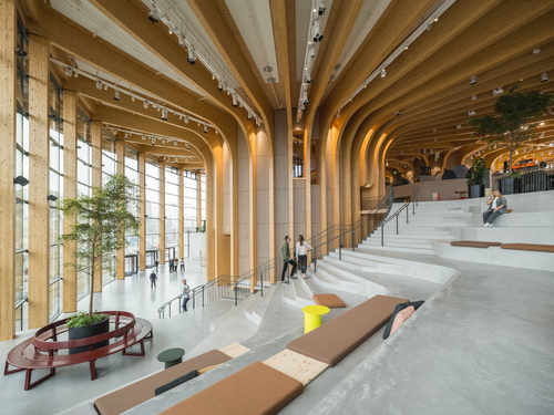 Dřevo pochází z místních zdrojů (CLT) a z Rakouska (BSH), přičemž dubové podlahy a povrchové úpravy z borovice a smrku odrážejí švédskou tradici; foto: Rasmus Hjortshøj.