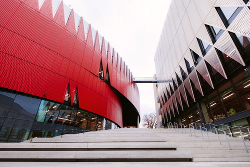 Trojúhelníkové segmenty na fasádě odkazují na gotické vertikály historického centra i na symbol červeného ježka ze znaku města; foto: DELTA Group CZ, © Pavel Rybníček.