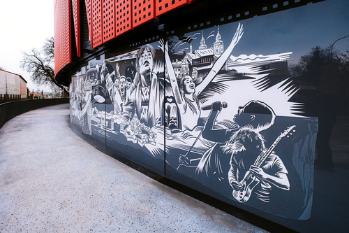 Plášť budovy je doplněn o rozměrné autorské ilustrace Lukáše Kijonky; foto: DELTA Group CZ, © Pavel Rybníček.