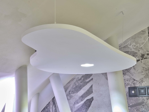 Ukázka nevšedních tvarů vyřezávaných do sádrových desek pomocí CNC strojů; zdroj: Saint-Gobain