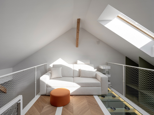 Prostor patra je zamýšlen jako pracovní koutek, sloužit ale může i jako odpočinková zóna díky umístění pohodlných sedacích modulů.