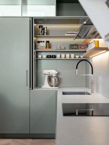 Pracovní plochu kuchyňské linky rozšiřuje polouzavíratelná nika, která schová nezbytné kuchyňské potřeby.