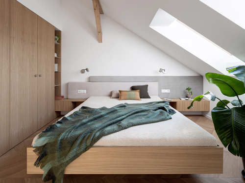 Ložnice v příjemných zemitých odstínech navazuje na barevnou linku celého interiéru.