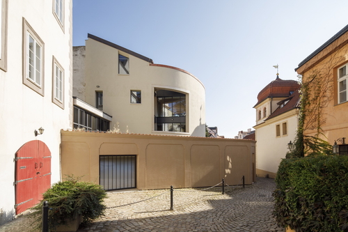 Bytový dům s galerií na Malé Straně v Praze, 2024; foto: Tomáš Souček.