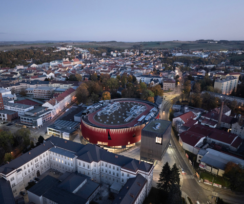 Ovál arény z ptačí perspektivy působí jako prsten, který symbolicky propojuje čtyři světové strany se čtyřmi odlišnými urbanistickými celky.