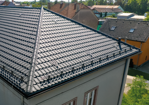Plechové krytiny SATJAM se hodí na střechy s nízkým sklonem od 8°, v některých případech i od 4°.; zdroj: SATJAM