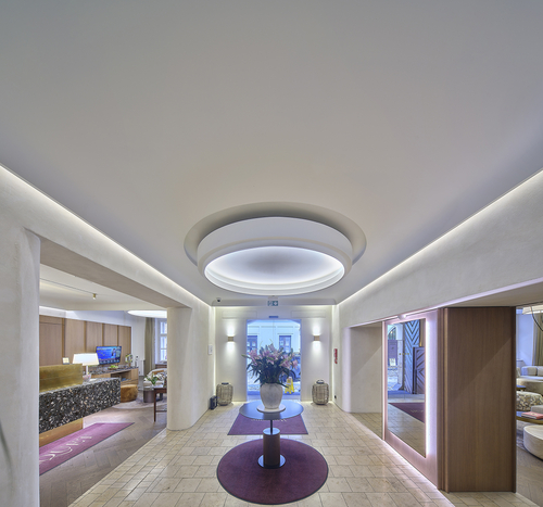 Tvarované podhledy a elegantní světelné rampy hotelu Bookquet v Praze; zdroj: Saint-Gobain, Rigips.