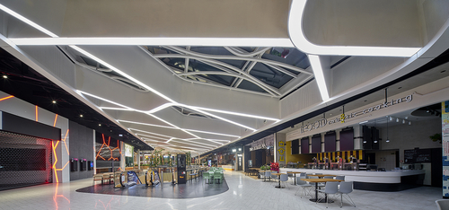 Zvlněné stropní lamely v obchodním centru Westfield Černý Most z desek Glasroc F Riflex a Rigitone; zdroj: Saint-Gobain, Rigips.